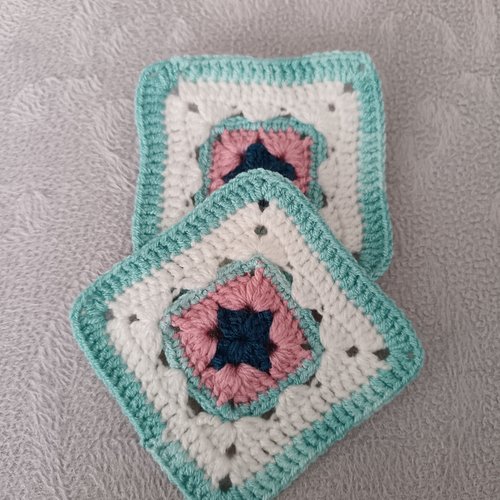 2 motifs carrés au crochet sous verre