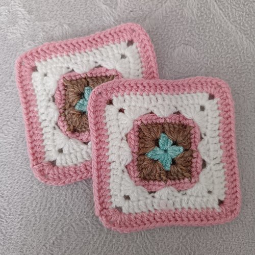 2 motifs carrés au crochet sous verre