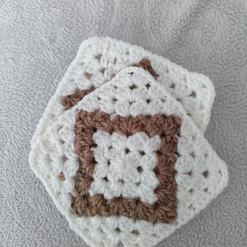 2 motifs carrés au crochet sous verre