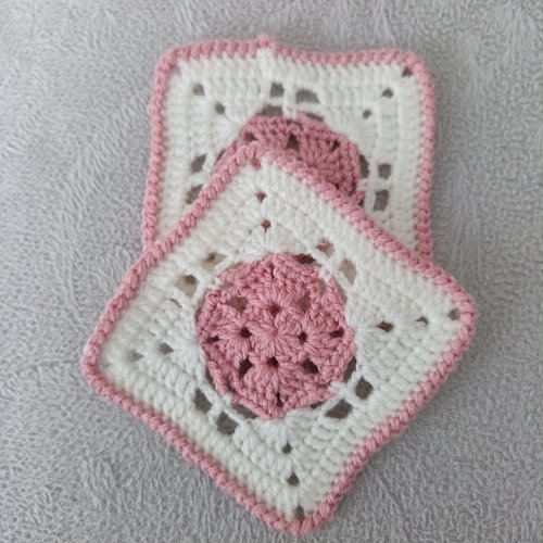 2 motifs carrés au crochet sous verre