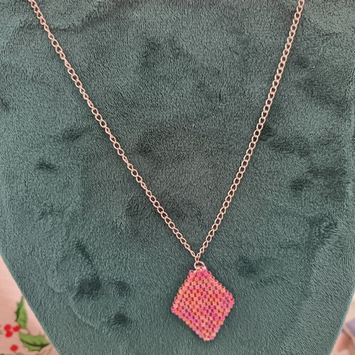 Collier en perles tissée à l aiguille