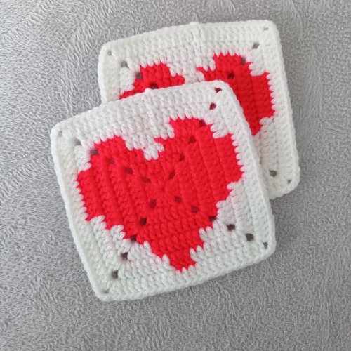 2 motifs carrés au crochet sous verre