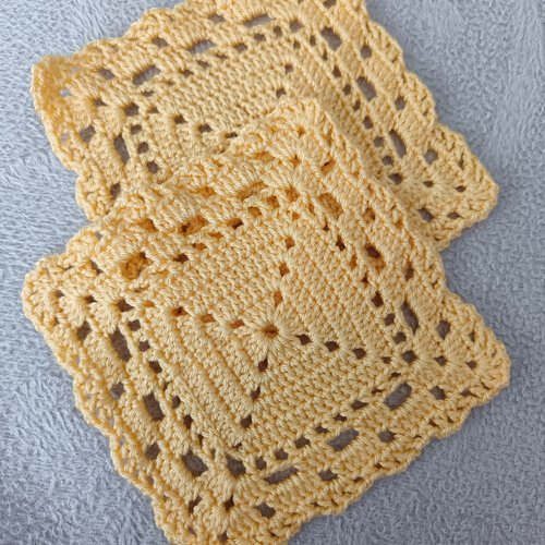 Lot de 2 motifs carrés au crochet dessous de verre