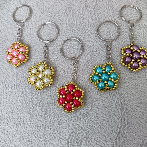Porte clés en perles rondes et dorées