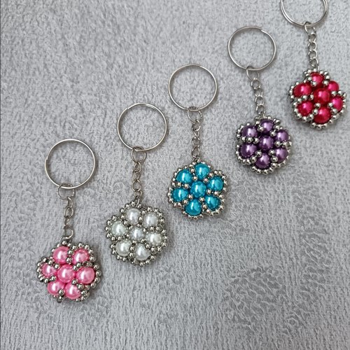 Porte clés en perles rondes et argentées