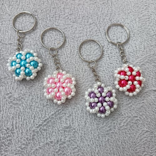 Porte clés en perles rondes et blanches