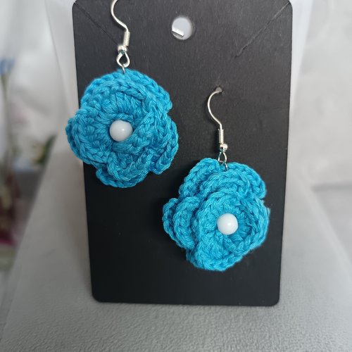 Boucles d'oreilles au crochet forme rose