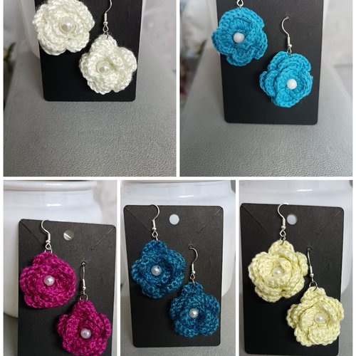 Boucles d'oreilles au crochet en perles forme rose