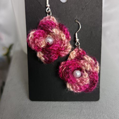 Boucles d'oreilles au crochet en perles forme rose
