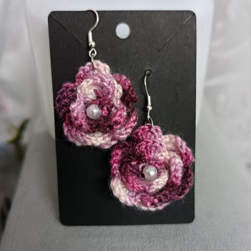 Boucles d'oreilles au crochet en perles forme rose