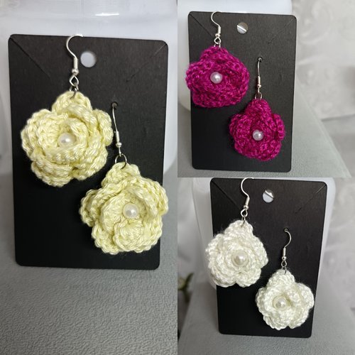 Boucles d'oreilles au crochet en perles forme rose