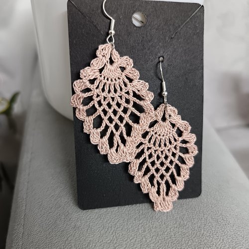 Boucles d'oreilles au crochet.