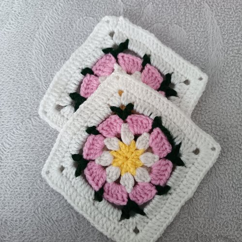 2 motifs carrés au crochet sous verre