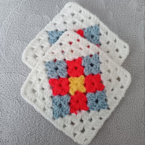 2 motifs carrés au crochet sous verre