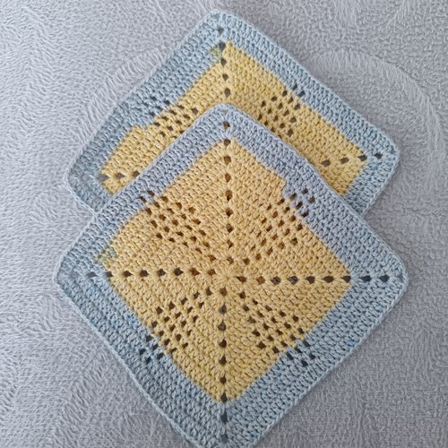 2 motifs carrés au crochet