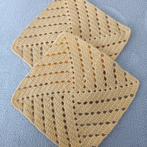 2 motifs carrés au crochet dessous de verre