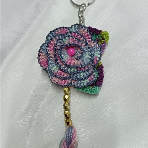 Porte clés rose au crochet en perles, accessoire bijou pour sac