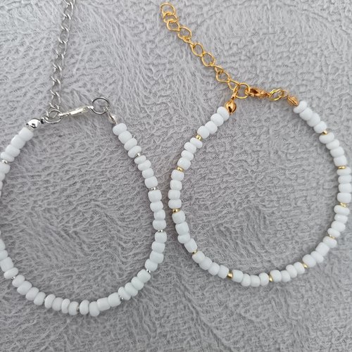 Bracelet en perles blanches argentées et dorées