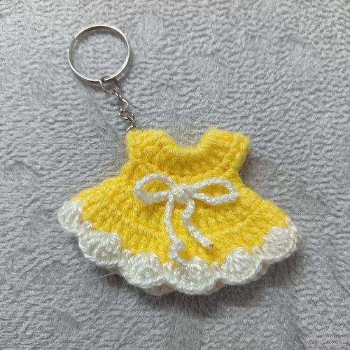 Porte clés mini robe au crochet , accessoire bijou pour sac, déco rétroviseur