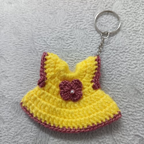Porte clés mini robe au crochet , accessoire bijou pour sac, déco rétroviseur