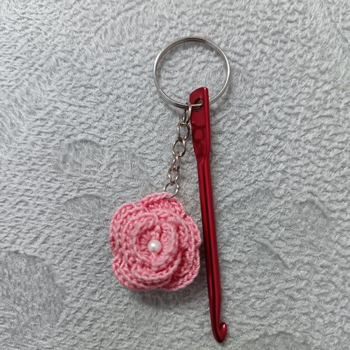 Porte clés rose au crochet, accessoire bijou pour sac. déco rétroviseur