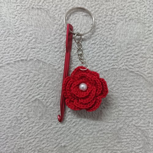 Porte clés rose au crochet, accessoire bijou pour sac. déco rétroviseur