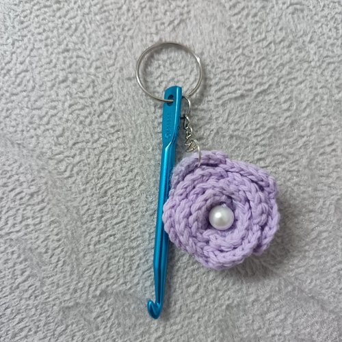 Porte clés rose au crochet, accessoire bijou pour sac. déco rétroviseur