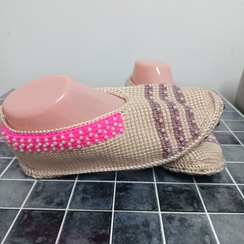 Chaussons pour femme de pointure 39 40 au crochet tunisien, chaussons faits main en perles, pantoufles tunisiennes, création artisanale