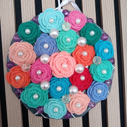 Decor mural rond au crochet, fleurs perles blanches, deco bohème romantique, crochet artisanal, deco colorée murale originale,