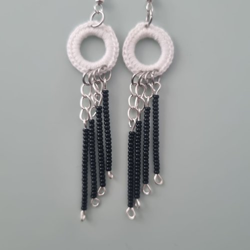 Boucles d'oreilles crochet perles noires, anneaux coton blanc, fait main