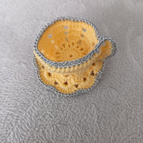 Petite tasse jaune au crochet fait main, décoration artisanale