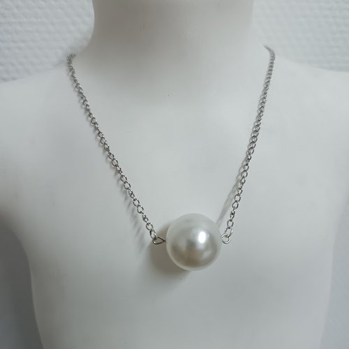 Collier chaîne argentée avec grosse perle centrale, fait main, bijou élégant et minimaliste