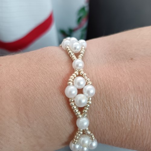 Bracelet perles blanches et argentées fait main, bijou élégant et délicat
