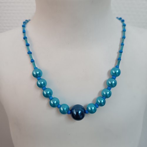 Collier ras du cou en perles bleues tubes et perles rondes bleu marine élégante
