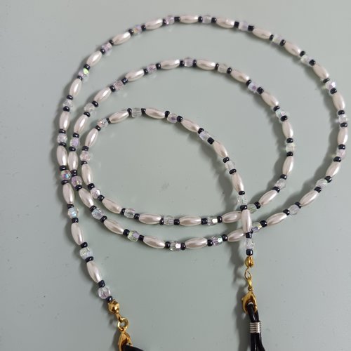 Chaîne de lunettes en perles faite main 80 cm, blanc nacré & noir, bijou bohème chic, porte lunettes élégant
