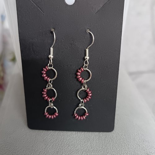 Boucles d’oreilles anneaux perlés bordeaux argentées, bijou fait main personnalisable