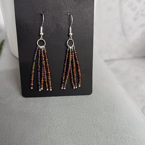Boucles d'oreilles perles multicolores fait main argentées, style bohème chic pendantes