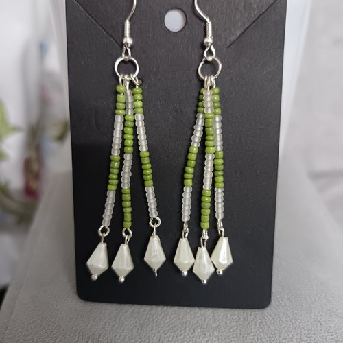 Boucles d'oreilles perles vert anis et blanches, bijou fait main bohème chic