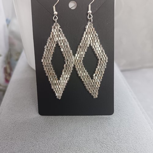 Boucles d'oreilles losange perlées argentées, tissées à l aiguille, bijoux faits main bohème chic