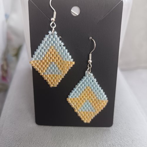 Boucles d'oreilles losange en perles tissées, bijou fait main bohème chic bleu et doré