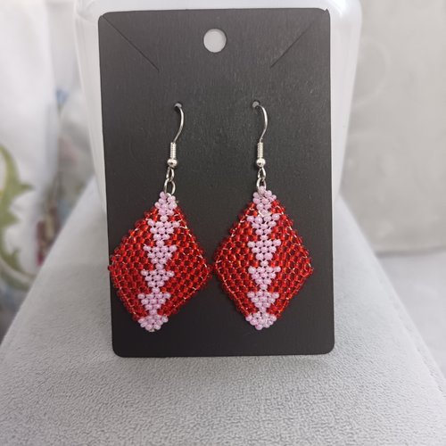 Boucles d'oreilles losange en perles tissées à l’aiguille, rouge et rose, fait main