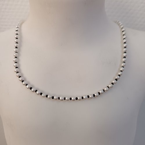 Collier ras du cou perles nacrées et fines perles noires, fait main, chic & minimaliste