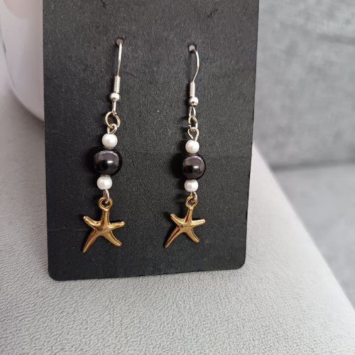 Boucles d'oreilles pendantes étoile de mer dorée et perles nacrées, style marine & bohème
