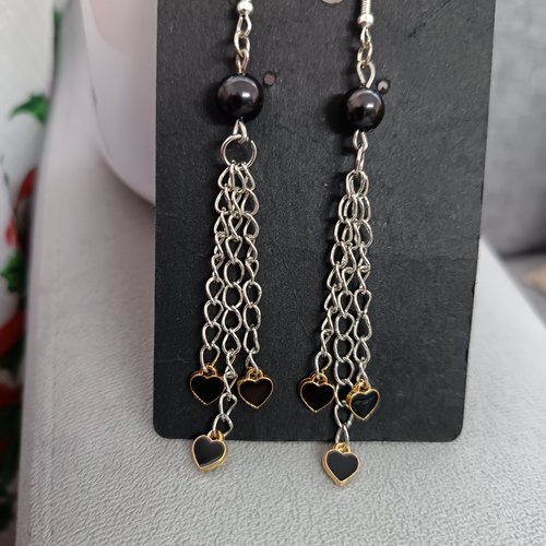 Boucles d'oreilles pendantes artisanales, cascade de chaînes et breloques cœurs noirs et or