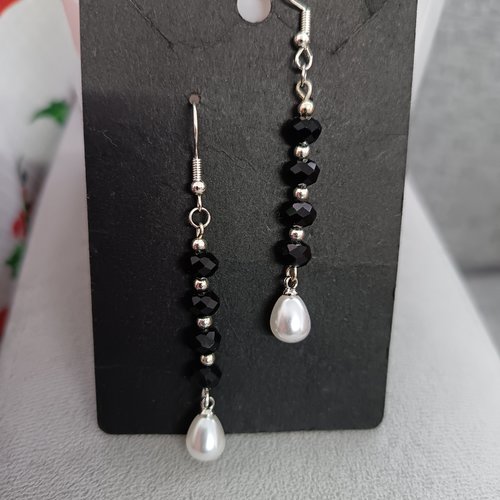 Boucles d’oreilles pendantes perles gouttes blanches et perles noires facettées, style chic et intemporel