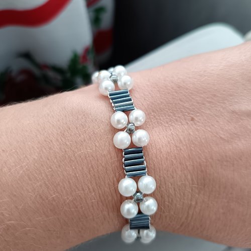 Bracelet fait main en perles nacrées et tubes graphiques, style chic & moderne