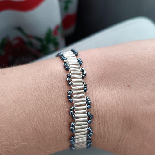Bracelet manchette chic, perles tubes argentées et rocailles noires, fait main