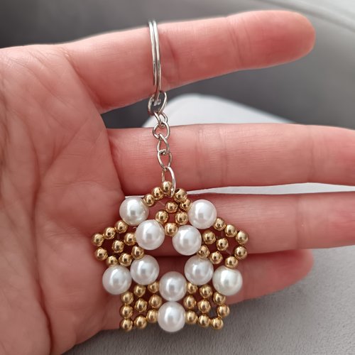 Porte-clés perles fait main fleur dorée et perles blanches, bijou de sac artisanal élégant