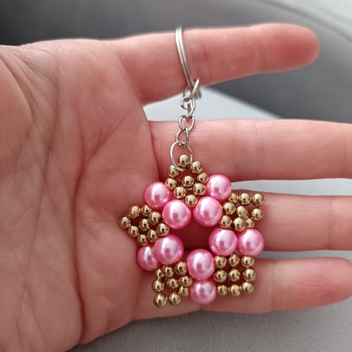 Porte clés fleur en perles rose et doré fait main, bijou de sac artisanal élégant