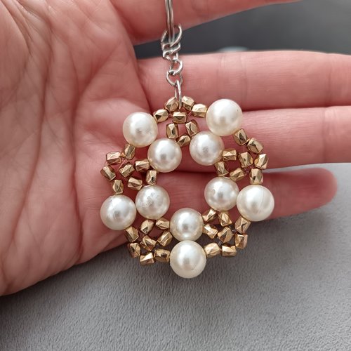 Porte-clés couronne en perles fait main, bijou de sac élégant, perles nacrées et perles dorées, cadeau artisanal